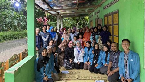 Mahasiswa KKN-T Alma Ata bersama masyarakat Mangir Tengah, Desa Sendangsari, Pajangan