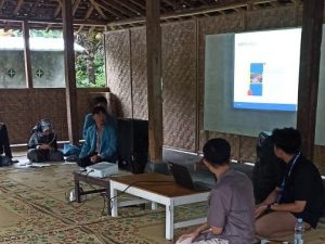Menyikapi Tantangan Media Sosial: Mahasiswa KKN-T dan Dosen Sistem Informasi dari Alma Ata Menyelenggarakan Sosialisasi Penanggulangan Berita Palsu di Pringgading Guwosari Bantul