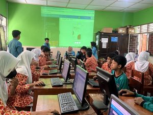 Kegiatan KKN Tematik Universitas Alma Ata tahun 2024 mengenai Pelatihan Dasar Desain Grafis di SMP N 3 Pajangan, Krebet – Sendangsari