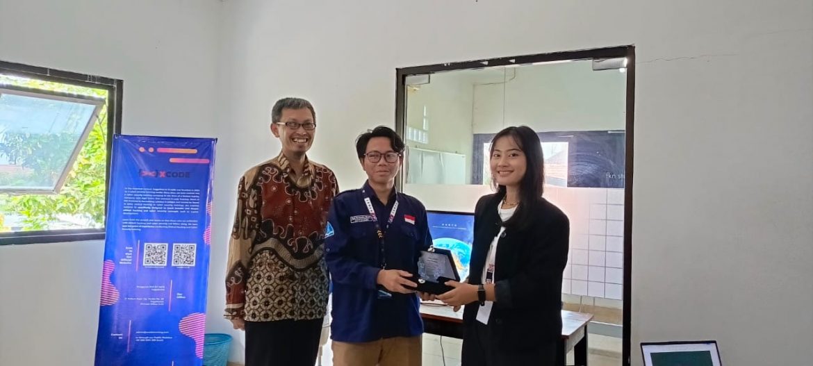 Dosen dan Mahasiswa Sistem Informasi Universitas Alma Ata secara Simbolis Memberikan Kenang-kenangan kepada Direktur Ooperasional X-Code Helena Tuwuh