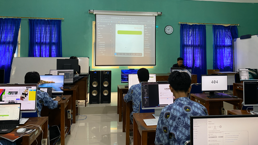 Mahasiswa Sistem Informasi Universitas Alma Ata Berbagi Ilmu UI/UX Design di SMAN 7 Yogyakarta