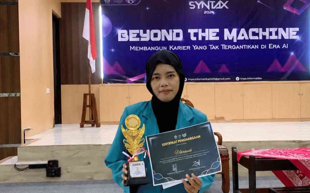 Mahasiswa Program Studi Sistem Informasi Universitas Alma Ata, Murniasih, menunjukkan trofi dan sertifikat penghargaan usai meraih Juara 3 Lomba UIUX Design SYNTAX 2026